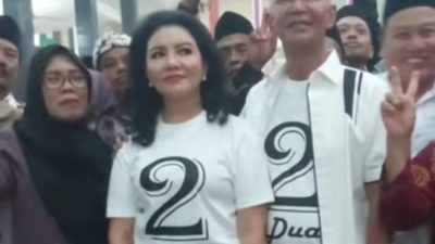 Beredar Video Said Abdullah Bagi-Bagi Amplop ke Warga